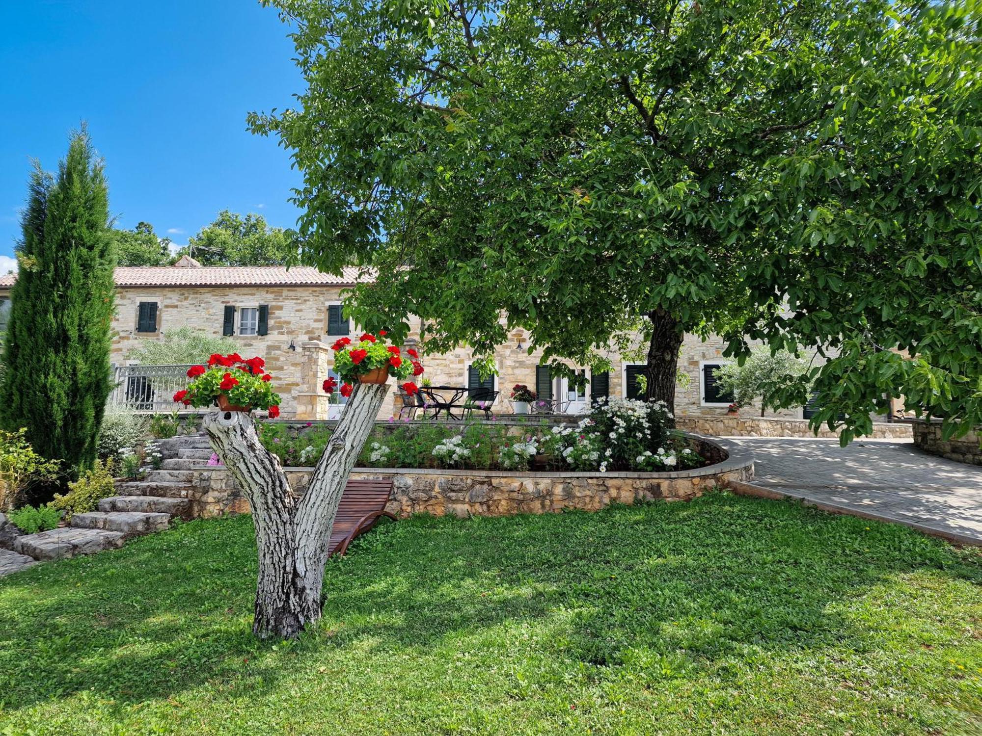 Stancija Ruseti Bed & Breakfast Oprtalj Bagian luar foto