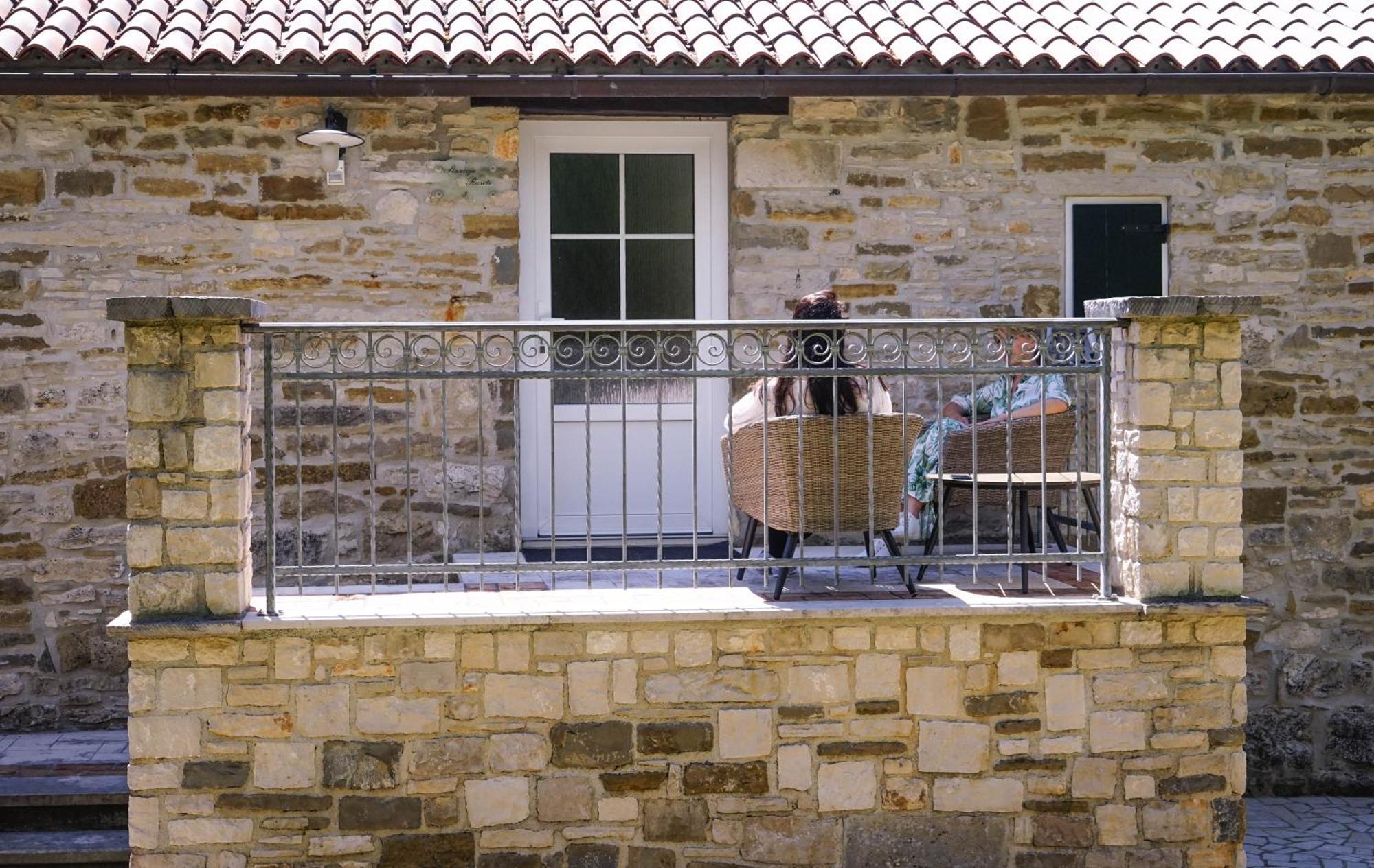 Stancija Ruseti Bed & Breakfast Oprtalj Ruang foto